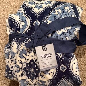 Member’s Mark Lounge Throw Blanket - Blue and White